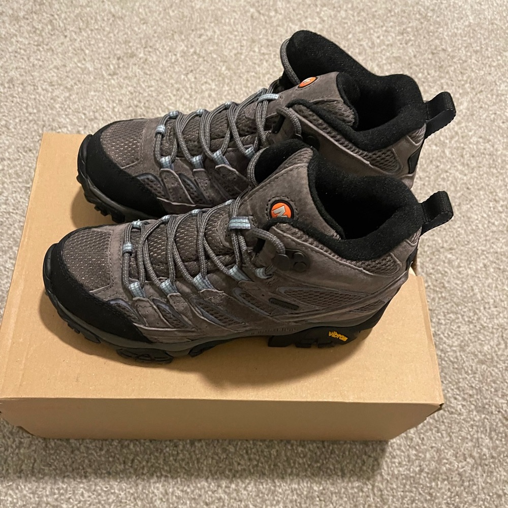 Brand new never worn merrel boots…